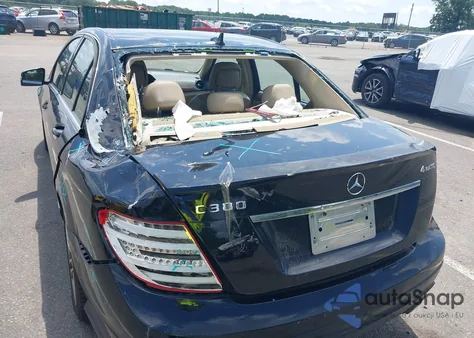 2013 Mercedes-Benz C 300 Luxury 4Matic/Sport 4Matic z USA, uszkodzony, nr VIN WDDGF8AB6DR295124